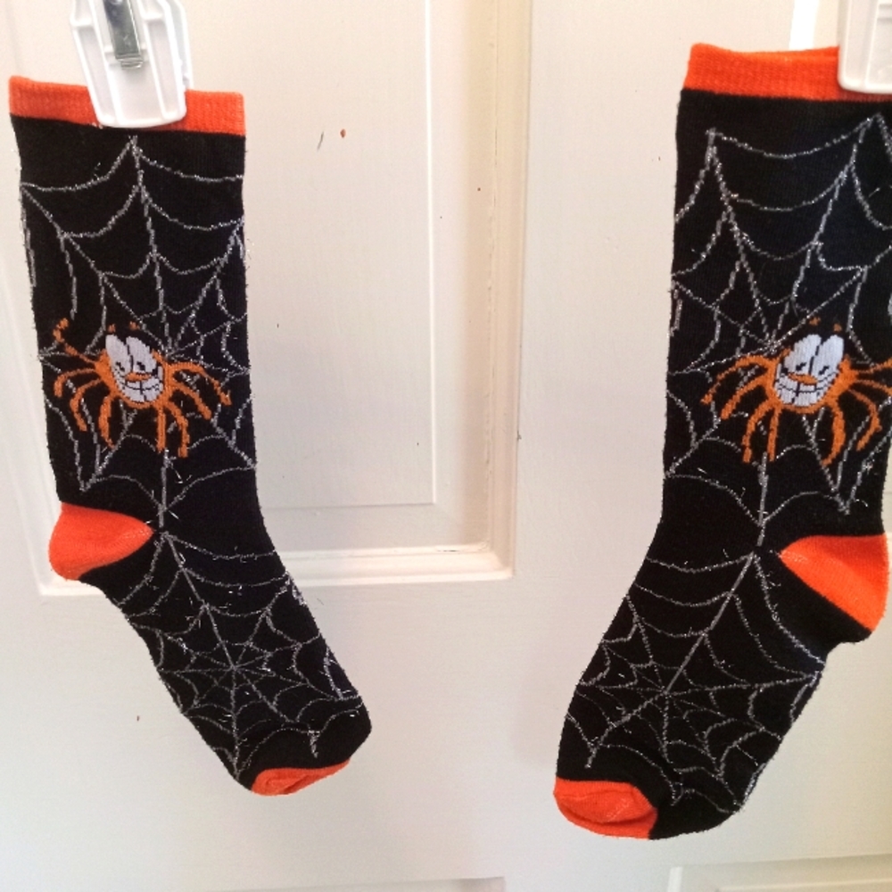 NEW.  CREW SOCKS.  SHOE SIZE 4-10.       FUN FOR FALL AND HALLOWEEN.